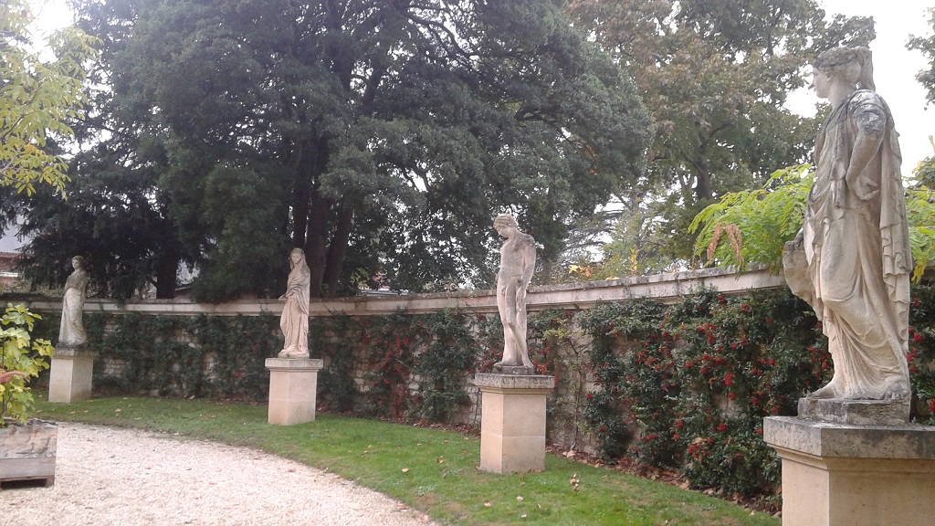 Statues in Parc de Chateau de Bagatelle